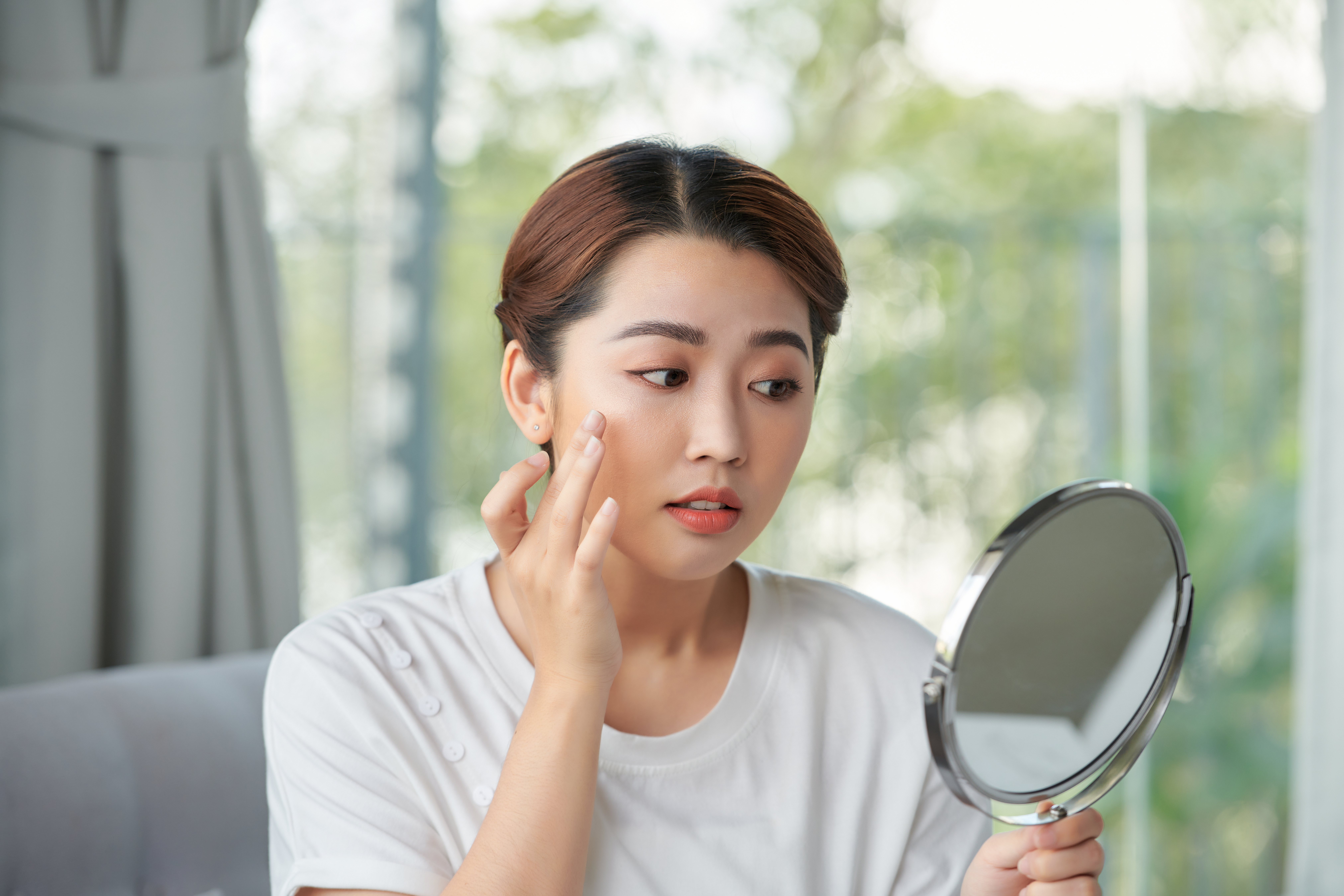 How to effectively treat acne-prone skin with professional skin Treatments